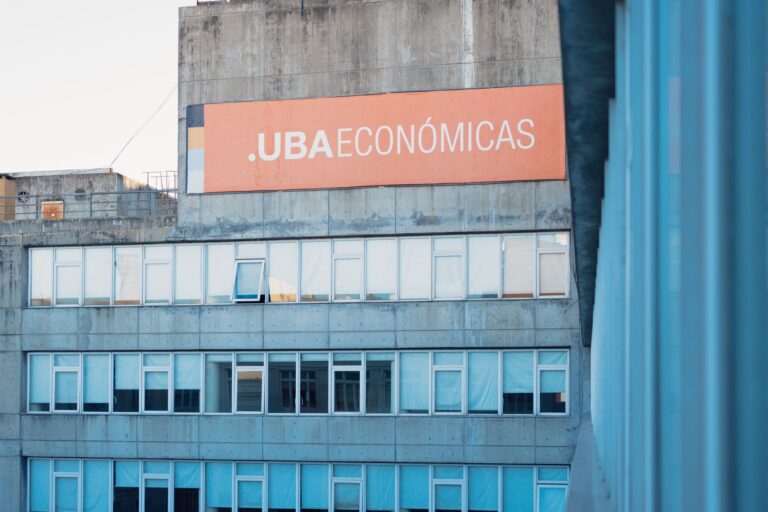 Lee más sobre el artículo Cómo instalar lonas en bastidores de aluminio sin arrugas