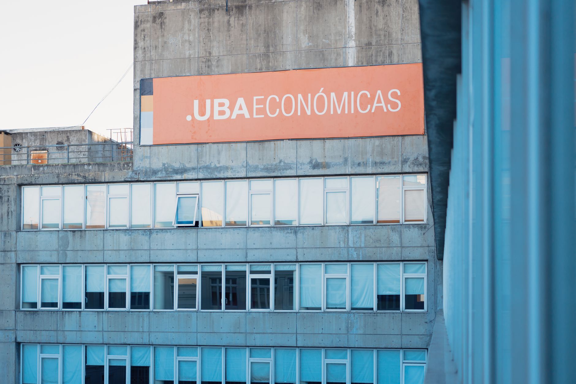 Lee más sobre el artículo Cómo instalar lonas en bastidores de aluminio sin arrugas
