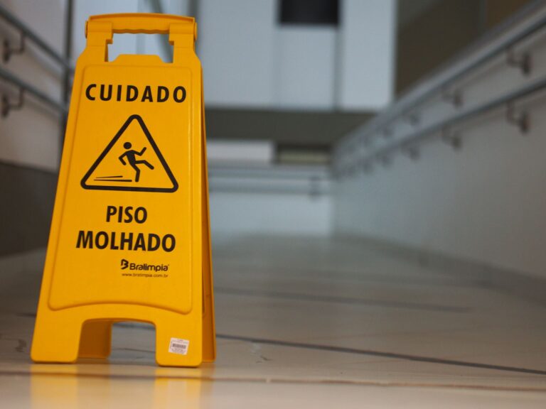 Lee más sobre el artículo Sustratos para rotulación de pisos: guía antiderrapante