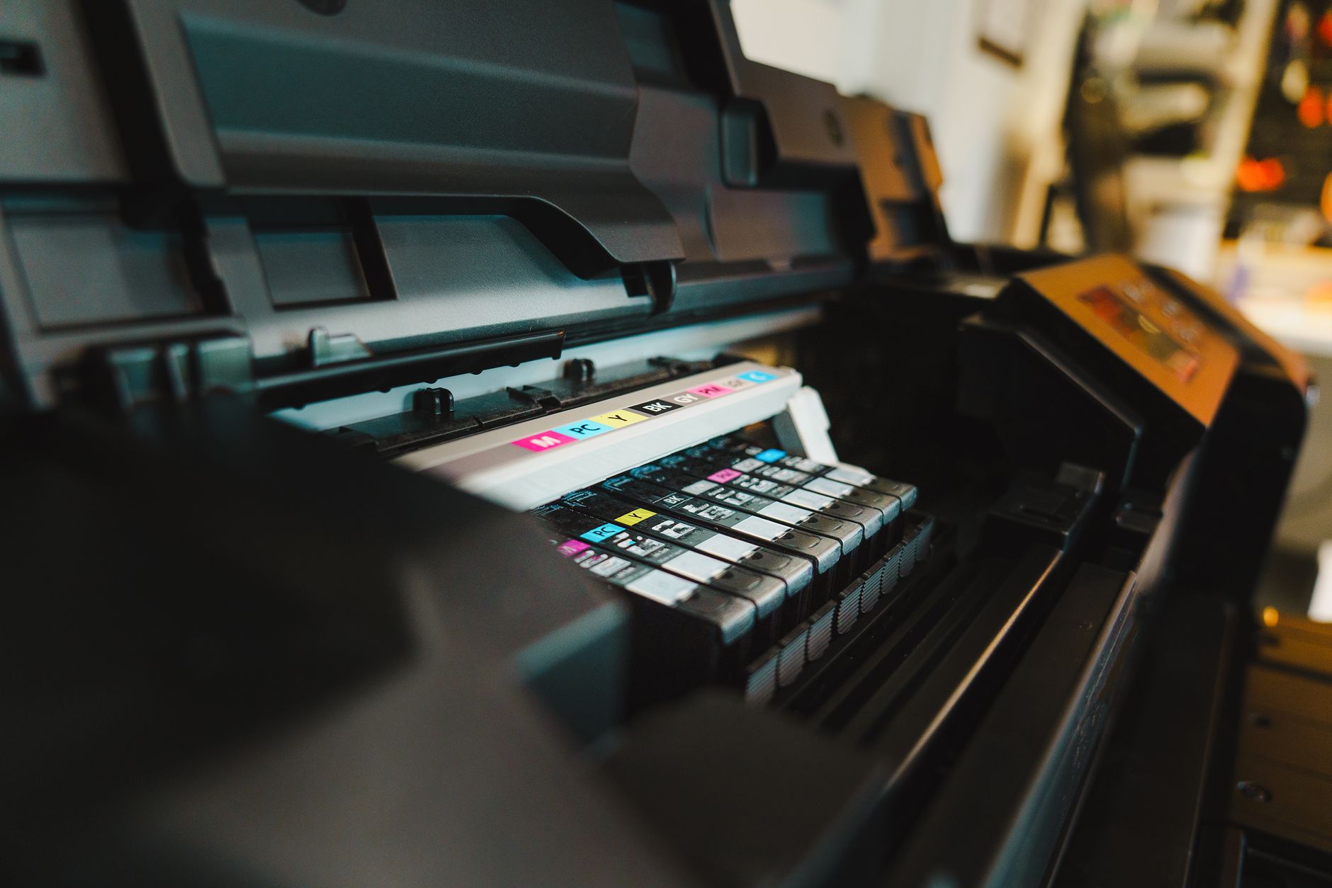 Lee más sobre el artículo Cuchillas y presión de corte en plotter según el vinilo