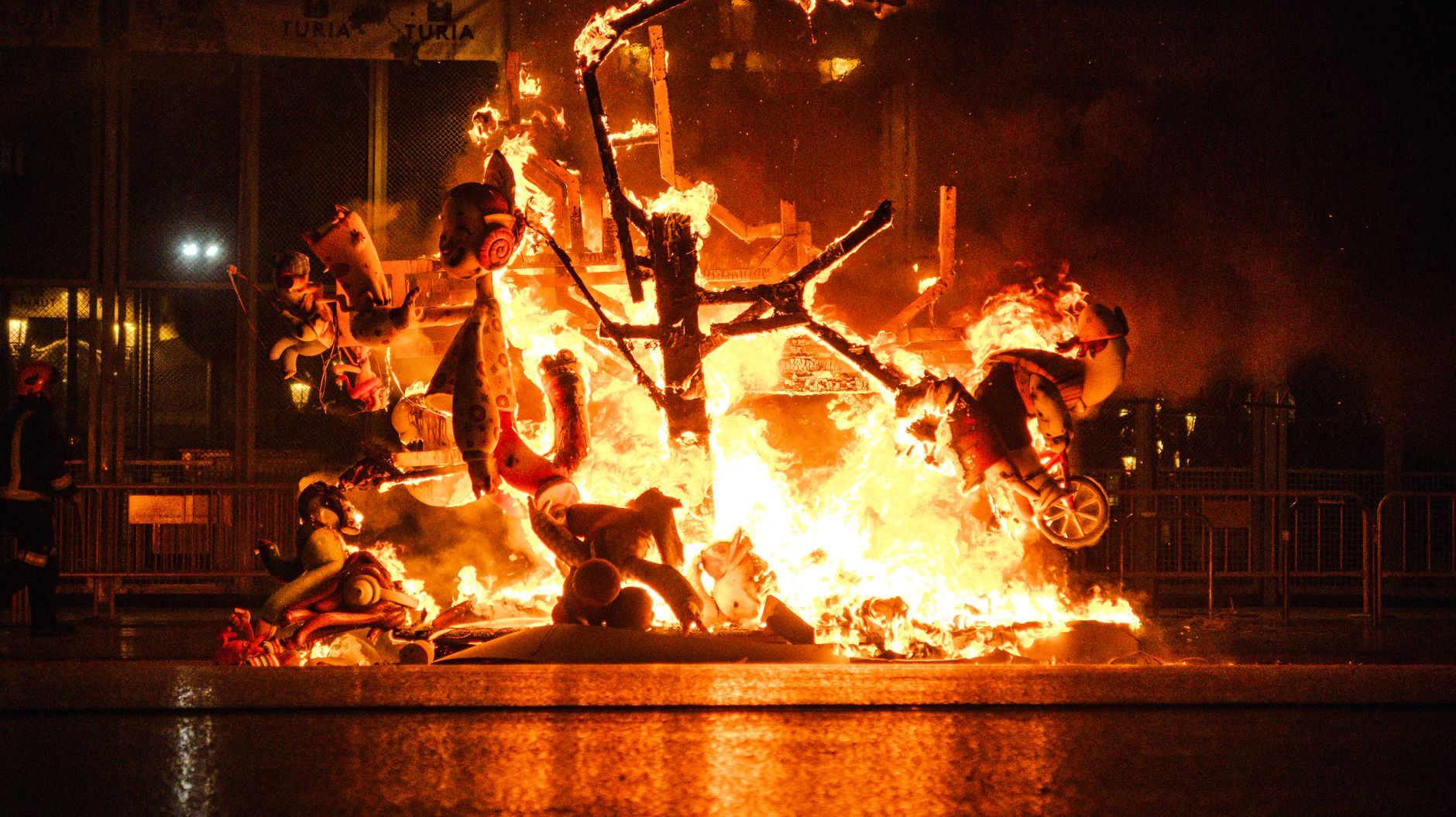 Lee más sobre el artículo Fallas en vinilo y lona: burbujas, desprendimiento y encogimiento