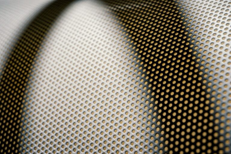 Lee más sobre el artículo Vinil microperforado en vidrio: impresión e instalación correcta